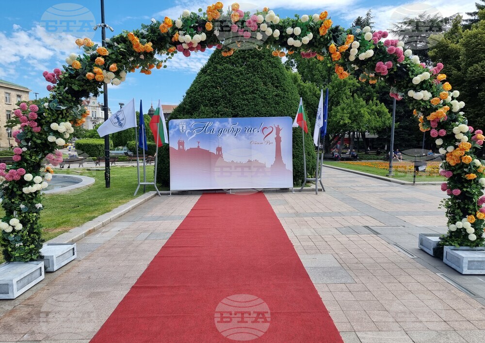 Цветна арка посреща абитуриентите в центъра на Русе, а цял клас ще отиде на бал с електробус от градския транспорт