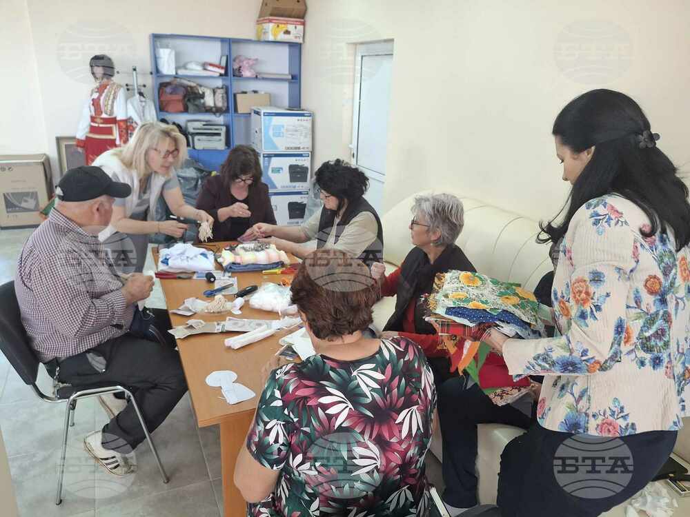 В безплатни творчески ателиета се включиха възрастни хора от община Антоново