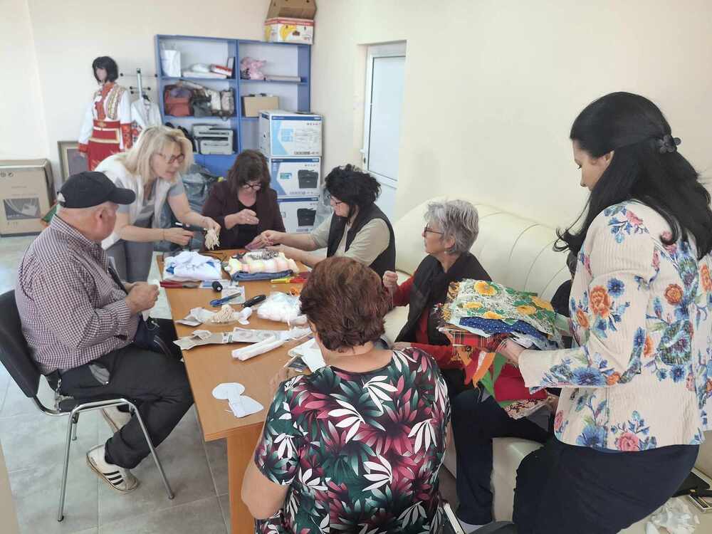 В безплатни творчески ателиета се включиха възрастни хора от община Антоново