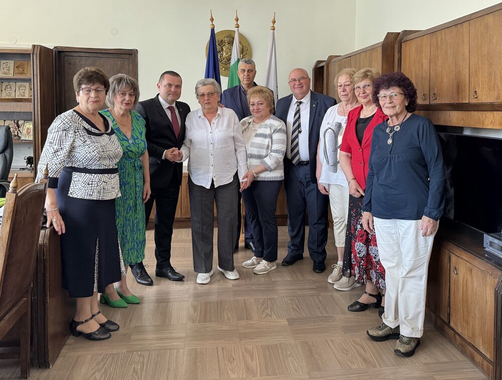 Община Русе: Кметът Пенчо Милков връчи грамоти на бивши директори на детски градини по повод 24 май