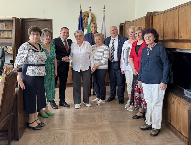 Община Русе: Кметът Пенчо Милков връчи грамоти на бивши директори на детски градини по повод 24 май