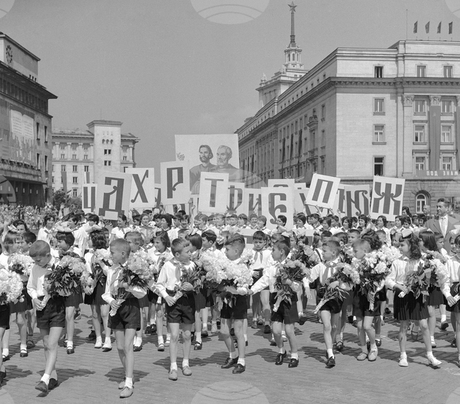 През 1963 г. се отбелязват 1100 години от създаването на славянската писменост, кулминацията на тържествата е на 24 май