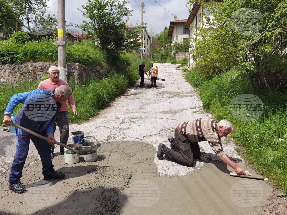 Жители на смолянско село със собствен труд и средства запълват дупките по улиците