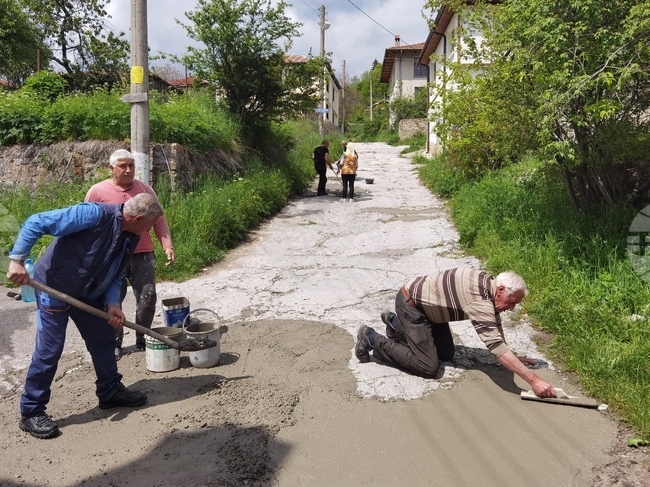 Жители на смолянско село със собствен труд и средства запълват дупките по улиците