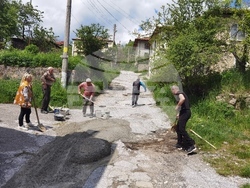 Село Славейно - дупки