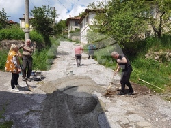 Село Славейно - дупки