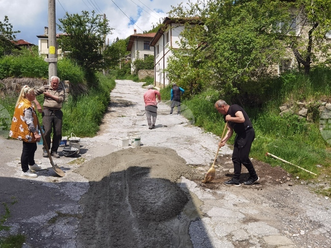 Село Славейно - дупки