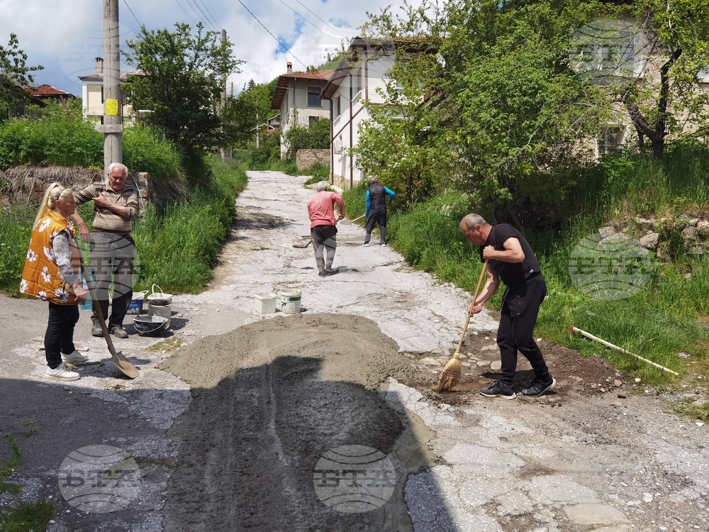 Село Славейно - дупки