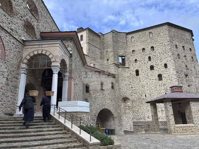 Щети по три манастира установи проверката след вчерашното земетресение на Света гора