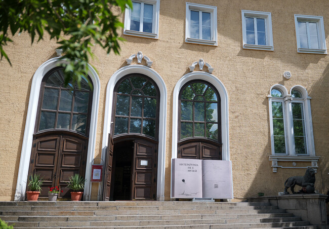 Двуметрова книга в двора на Софийския университет провокира дебат за учебното съдържание по литература