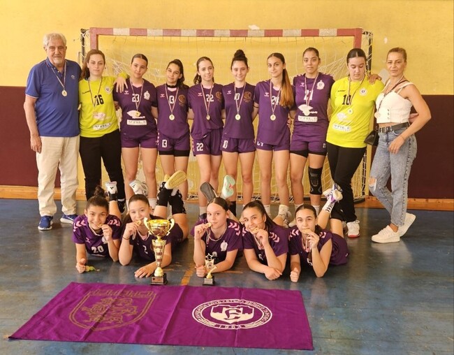 Хандбалният отбор на Етър 64 спечели титлата на България при девойките до 16 години