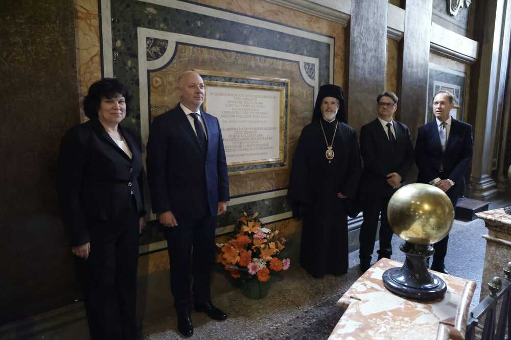 МС: Министър-председателят Росен Желязков посети базиликата „Санта Мария Маджоре“ в Рим