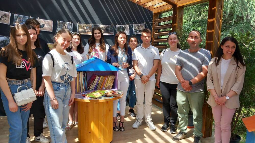 Община Стара Загора: Председателят на ОбС Ивета Лазарова откликна на младежката кампания „Книги с мисия“ и дари на Зоопарка над 30 детски книги