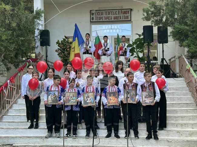 Лицей „Олимпий Панов“ в Тараклия чества 24 май с концерт, изложби и изпълнение на патриотични песни