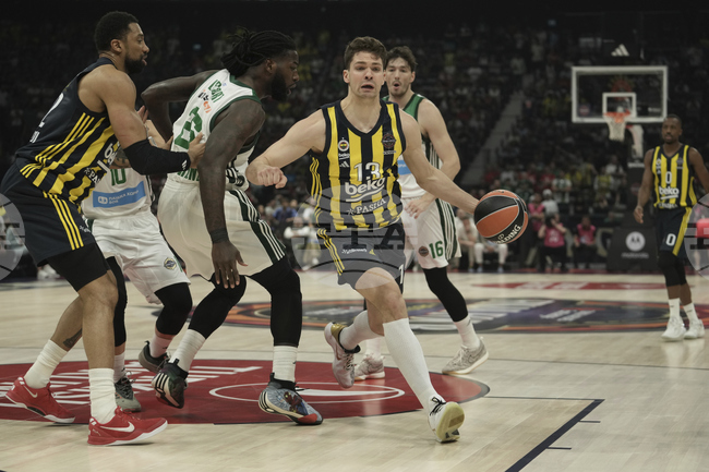 Една от звездите на Евролигата Тарик Биберович остава в редиците на шампиона Фенербахче