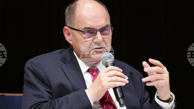 Върховният представител на международната общност в Босна заяви, че ще остане в страната, докато не бъдат осигурени стабилност и напредък