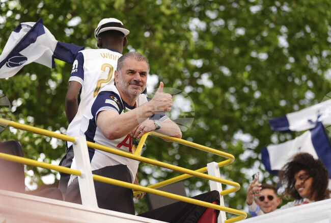 Постекоглу намекна за трети сезон начело на Тотнъм на парада с трофея в Лига Европа