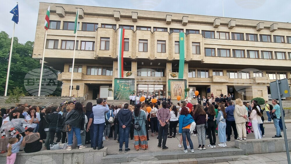 Носителите на „Награда на Шумен за образование и наука“ за 2024 година бяха тържествено отличени пред сградата на общинската администрация в града