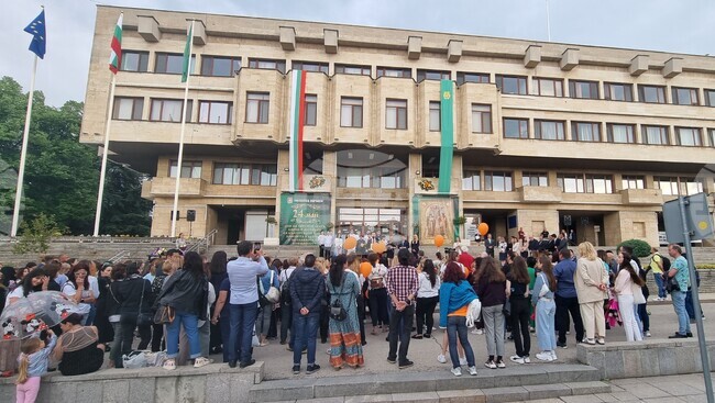 Носителите на „Награда на Шумен за образование и наука“ за 2024 година бяха тържествено отличени пред сградата на общинската администрация в града