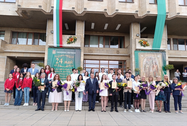 Кметът проф. Христо Христов връчи „Наградата на кмета на Община Шумен“ на Школата за математика и информатика „А&Б“