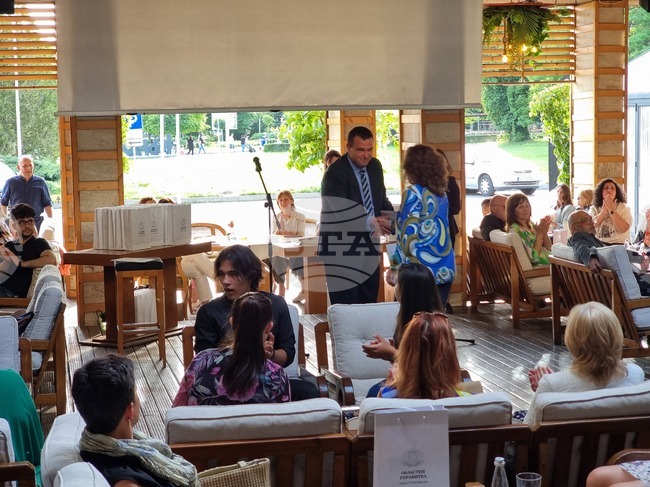 Областният управител на Кърджали отличи изявени ученици, учители и дейци на културата по случай 24 май