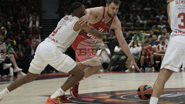 Александър Везенков вкара 17 точки при загубата на Олимпиакос от Монако в Евролигата