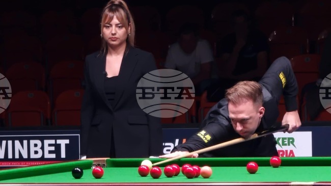 Тръмп победи Лисовски в Бургас във втория от трите им демонстративни мача по снукър в България