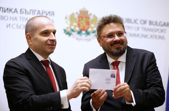 Вицепремиерът Караджов валидира пощенска марка, посветена на 20-ата световна среща на българските медии