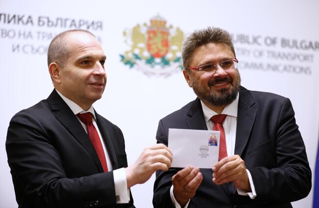Вицепремиерът Караджов валидира пощенска марка, посветена на 20-ата световна среща на българските медии 