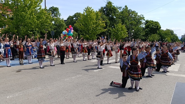 Шумен празнува 24 май с шествие от над 4000 души