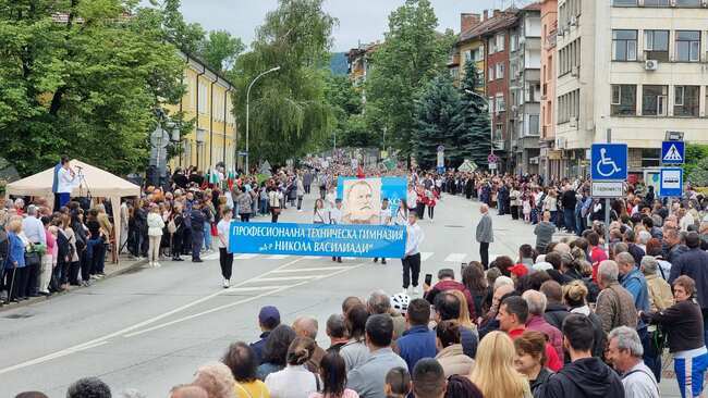 Стотици габровци се включиха в празничното шествие на 24 май