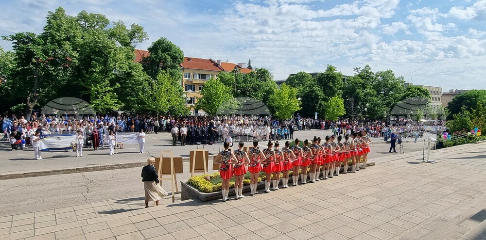 Хиляди се включиха в празнично шествие, с което бе отбелязан 24 май в Шумен