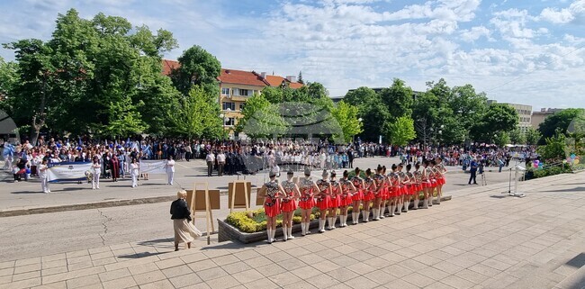 Хиляди се включиха в празнично шествие, с което бе отбелязан 24 май в Шумен 