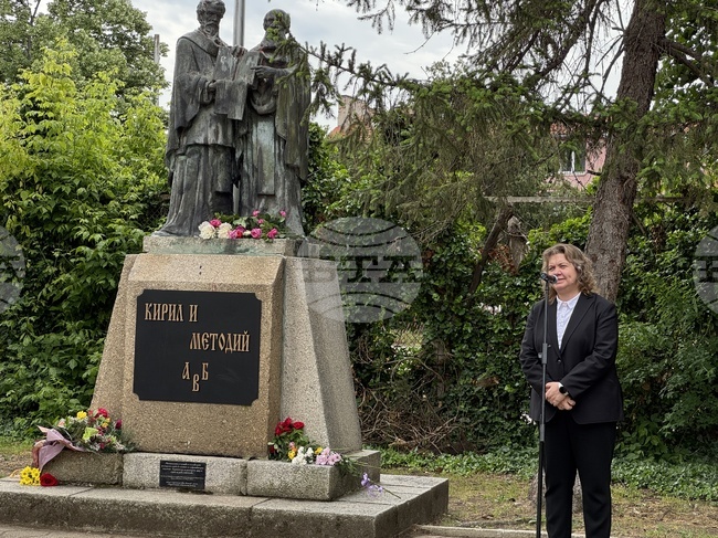Помнете, че тук е бъдещето – не само на града, а и на България, каза Наталия Киселова в Хуманитарна гимназия "Св. св. Кирил и Методий" в Казанлък