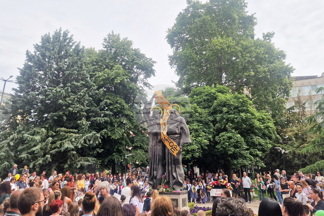 Стотици деца, ученици, учители и граждани се включиха в шествието за 24 май в Пазарджик