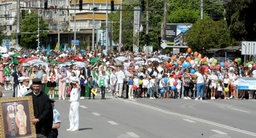Повече от 20 000 души се включиха в празничното шествие за 24 май във Варна