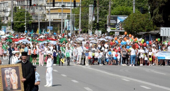 Повече от 20 000 души се включиха в празничното шествие за 24 май във Варна