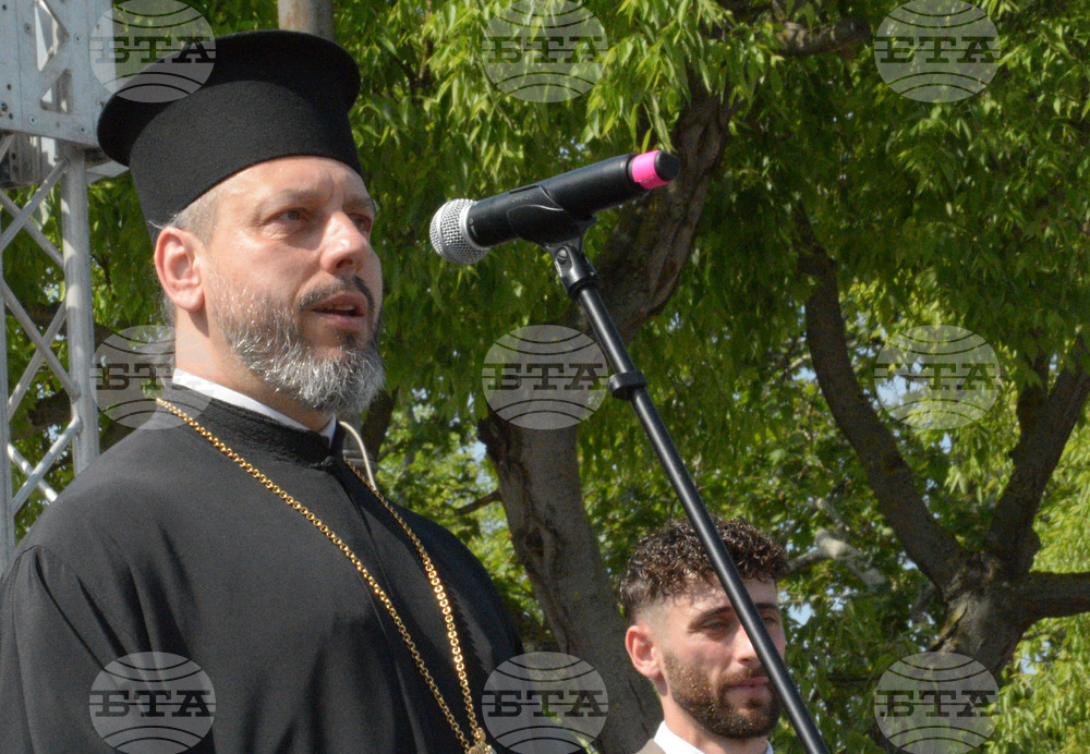 Макар да имат като изпитание дигиталните екрани, младите носят и жажда за знания и наука, каза отец Дончо Александров