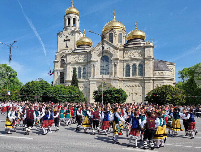 Празникът 24 май бе тържествено отбелязан в страната