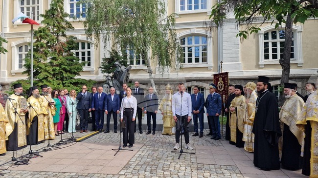 Пловдивчани имаме особен повод да се гордеем, защото оттук започва честването на светите братя Кирил и Методий, каза кметът Костадин Димитров