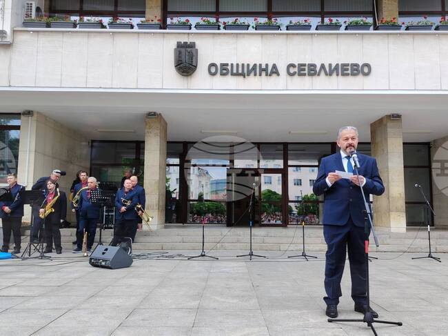 В Севлиево кметът д-р Иван Иванов връчи грамоти на изявени зрелостници за 24 май
