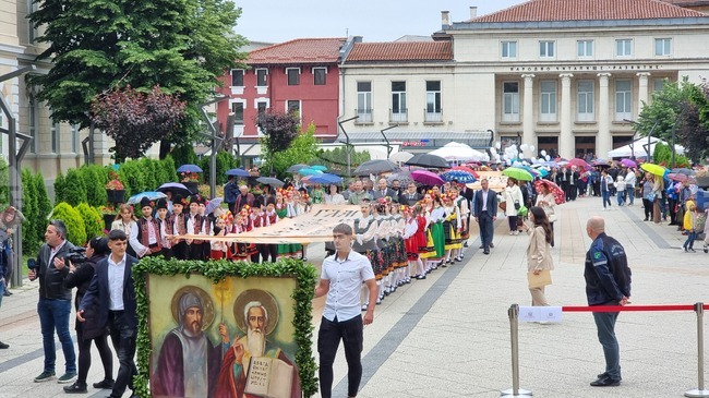 Враца отбеляза 24 май с „Парад на буквите“