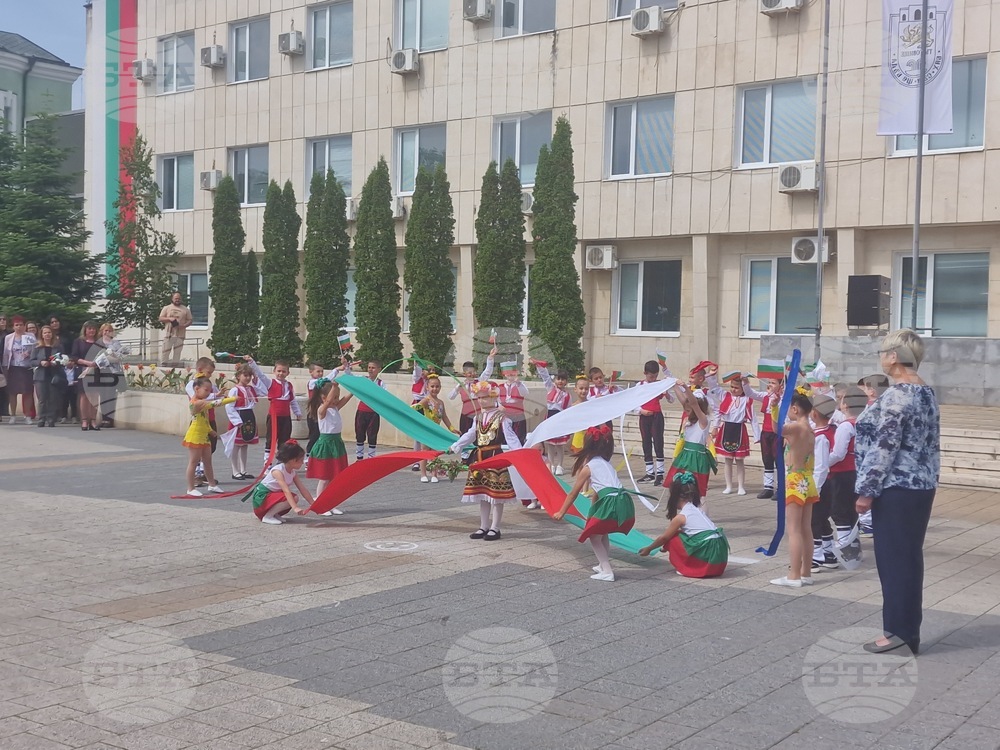 С празнично шествие Търговище отбеляза 24 май