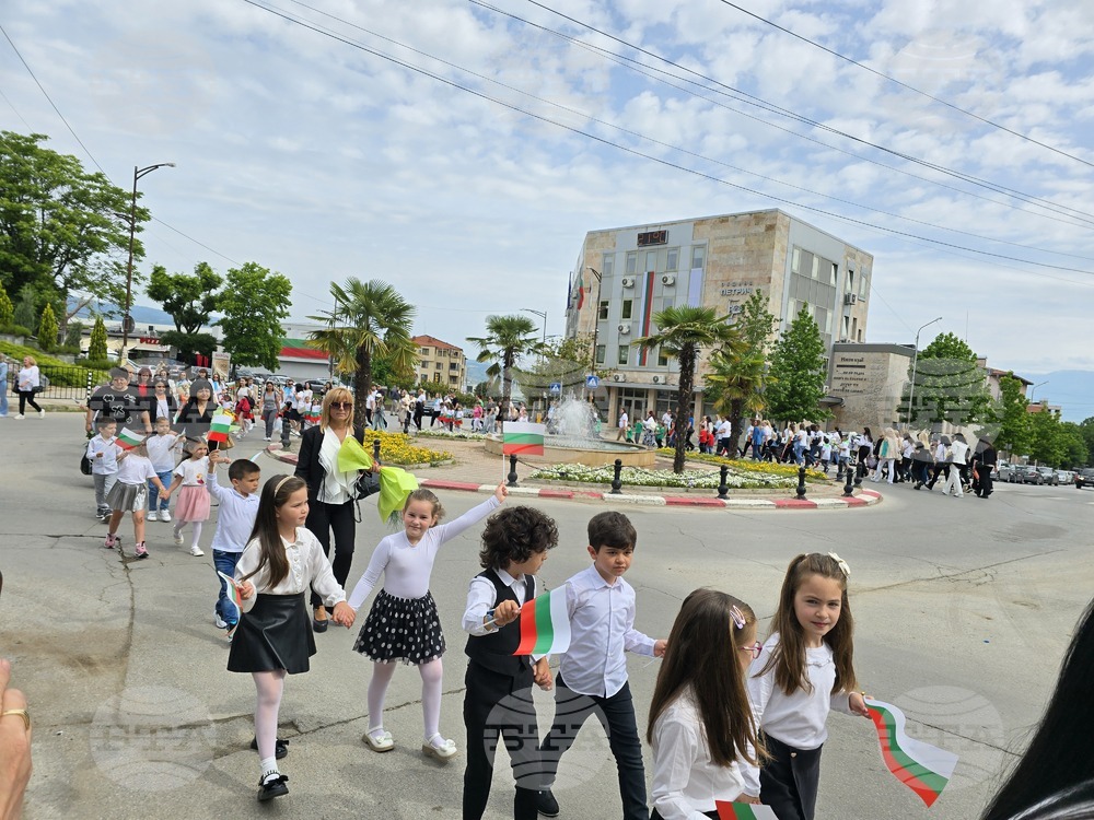 Нашите букви носят Божията светлина, мъдрост и любов, каза в словото си кметът на Община Петрич Димитър Бръчков