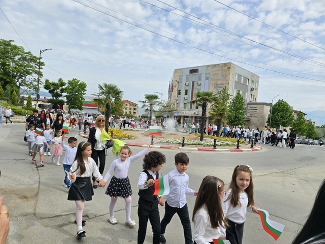 Нашите букви носят Божията светлина, мъдрост и любов, каза в словото си кметът на Община Петрич Димитър Бръчков