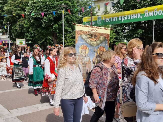 Пъстро шествие изпълни улиците на Ямбол при честването на 24 май