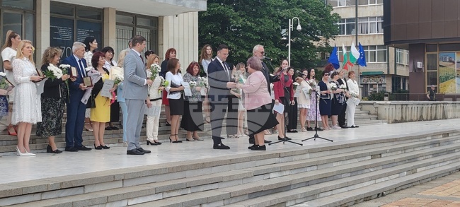 Добрич отбеляза 24 май с ритуал по предаване на училищните знамена от Випуск 2025