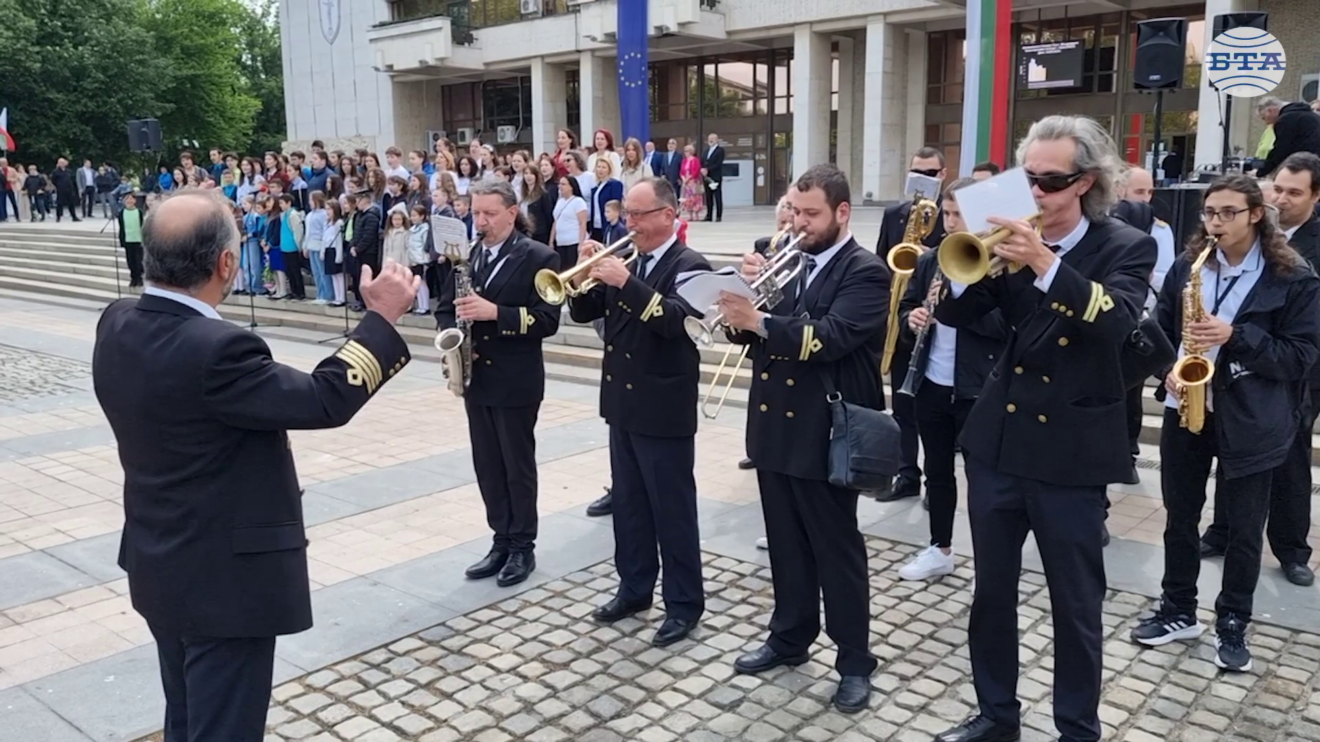 Стотици ученици и учители шестваха в Русе за 24 май, а според проф. Николай Ненов градът има важно място в отбелязването на празника