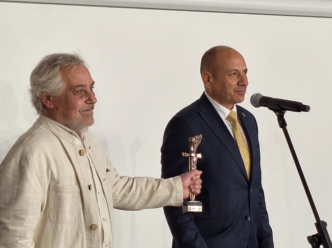 Актьорът Петър Стойчев е отличен с общинската награда "Ловешки меч" 2025"