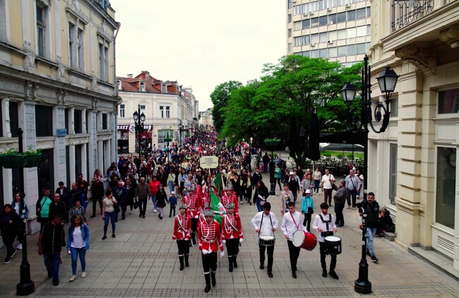 Русе отбеляза 24 май с тържествено шествие, празничен концерт и награди за изявени ученици